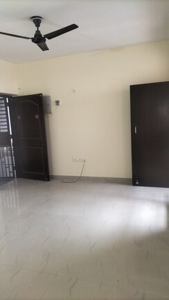 3.5 BHK + Servant Room Apartment For Rent in Sector 87