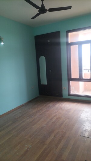 Room in 3.5 BHK Apartment at Sector 87 – for Rent