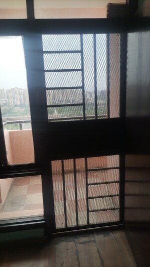 Room in 3.5 BHK Apartment at Sector 87 – for Rent