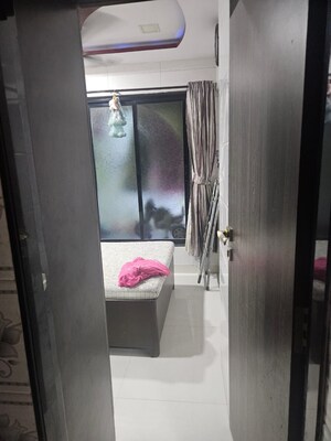 Furnished Amenities in 2.5 BHK Apartment at Vakola – for Rent