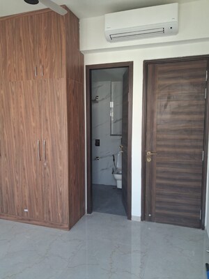 Room in 2.5 BHK Apartment at Smart World Orchard, Sector 61 – for Rent