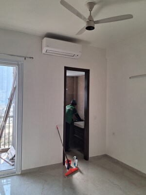 Room in 2.5 BHK Apartment at Smart World Orchard, Sector 61 – for Rent
