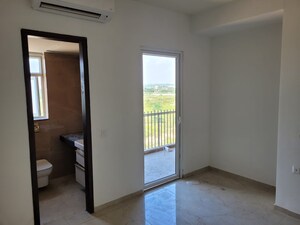 Room in 3.5 BHK Apartment at Smart World Orchard, Sector 61 – for Rent