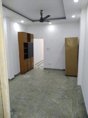 Room in 1.5 BHK Builder Floor at Amar Colony – for Rent