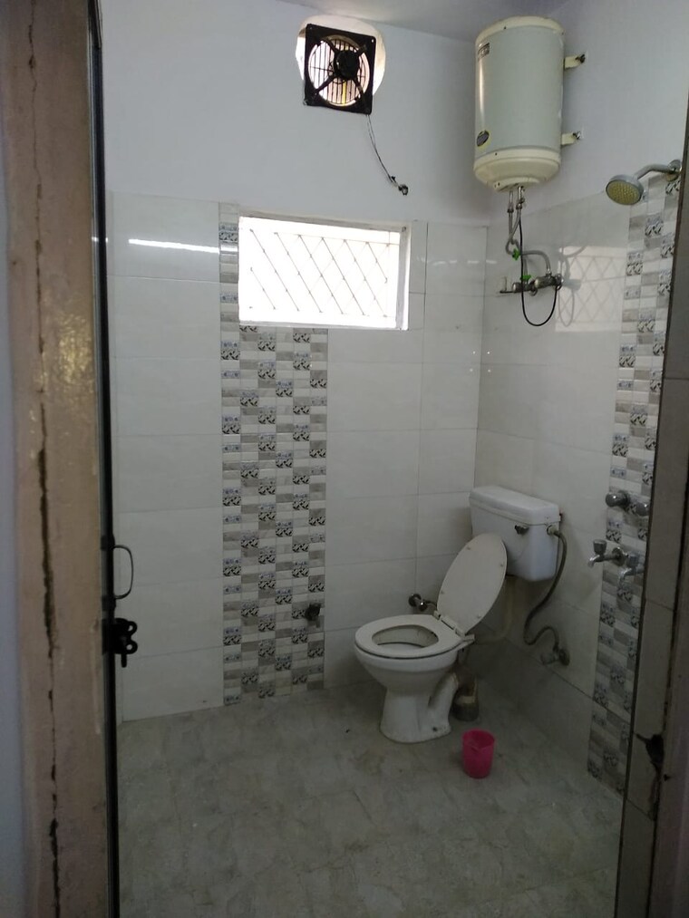 Bathroom, amar colony 1.5 Bedroom 787 Sq.Ft. Builder Floor In Amar Colony Delhi 10415025
