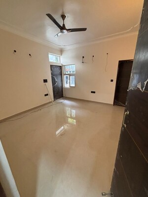 Team Area in 3 BHK Independent House at RWA Apartments Sector 72, Sector 72 – for Rent