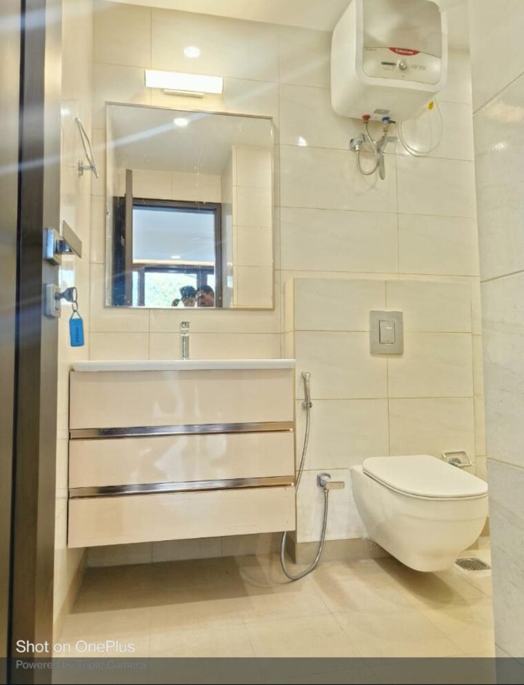 Bathroom, greater kailash i 3 Bedroom 200 Sq.Yd. Builder Floor In Greater Kailash I Delhi 10415055