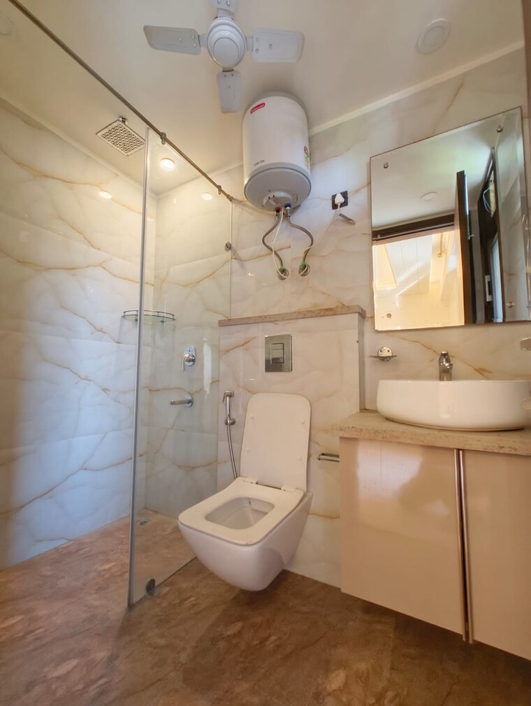 Bathroom, greater kailash i 3 Bedroom 200 Sq.Yd. Builder Floor In Greater Kailash I Delhi 10415060