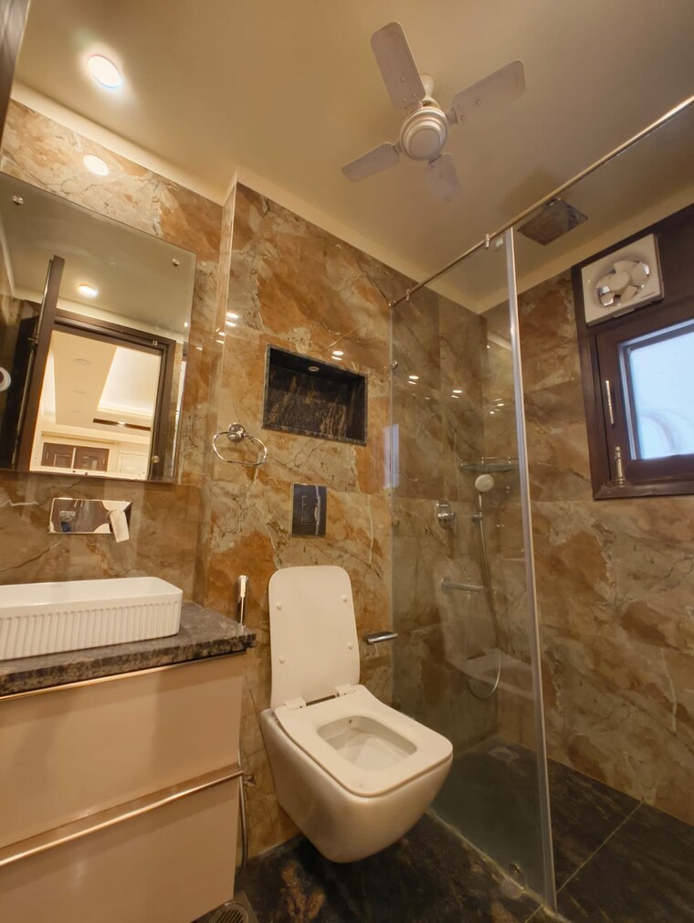 Bathroom, greater kailash i 3 Bedroom 200 Sq.Yd. Builder Floor In Greater Kailash I Delhi 10415060