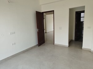 Room in 3.5 BHK Apartment at Parsvnath Exotica, Sector 53 – for Rent