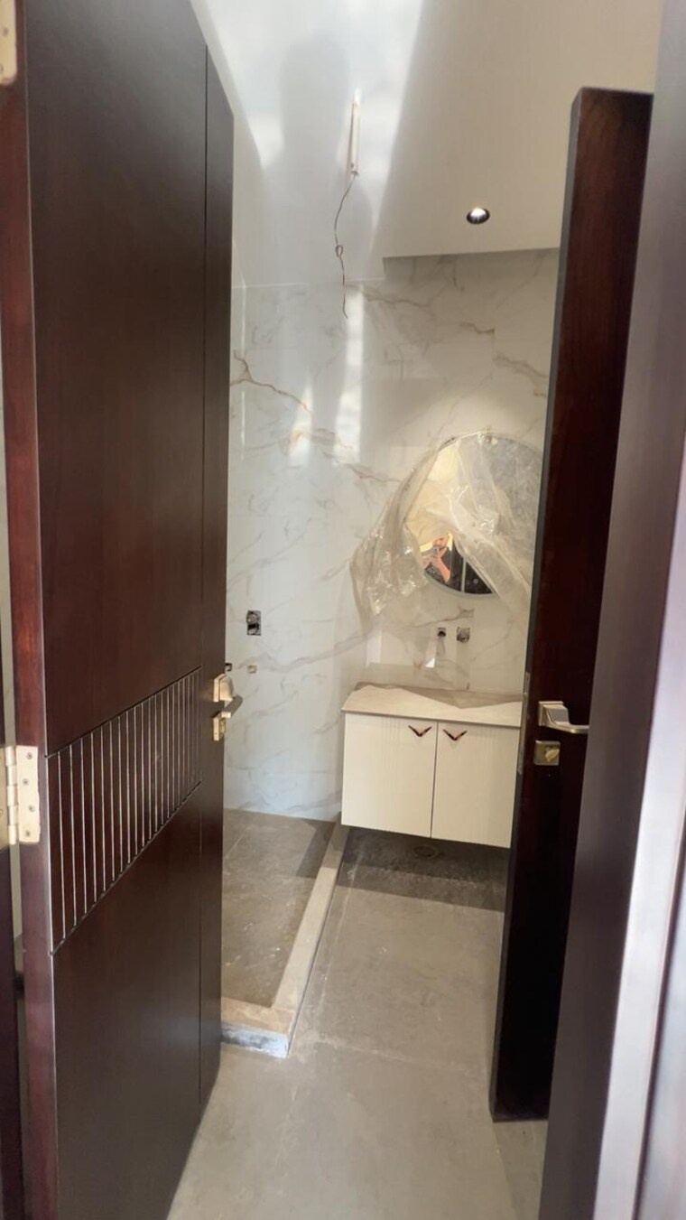 Bathroom, ashok vihar 4 Bedroom 200 Sq.Ft. Builder Floor In Ashok Vihar Delhi 10418081