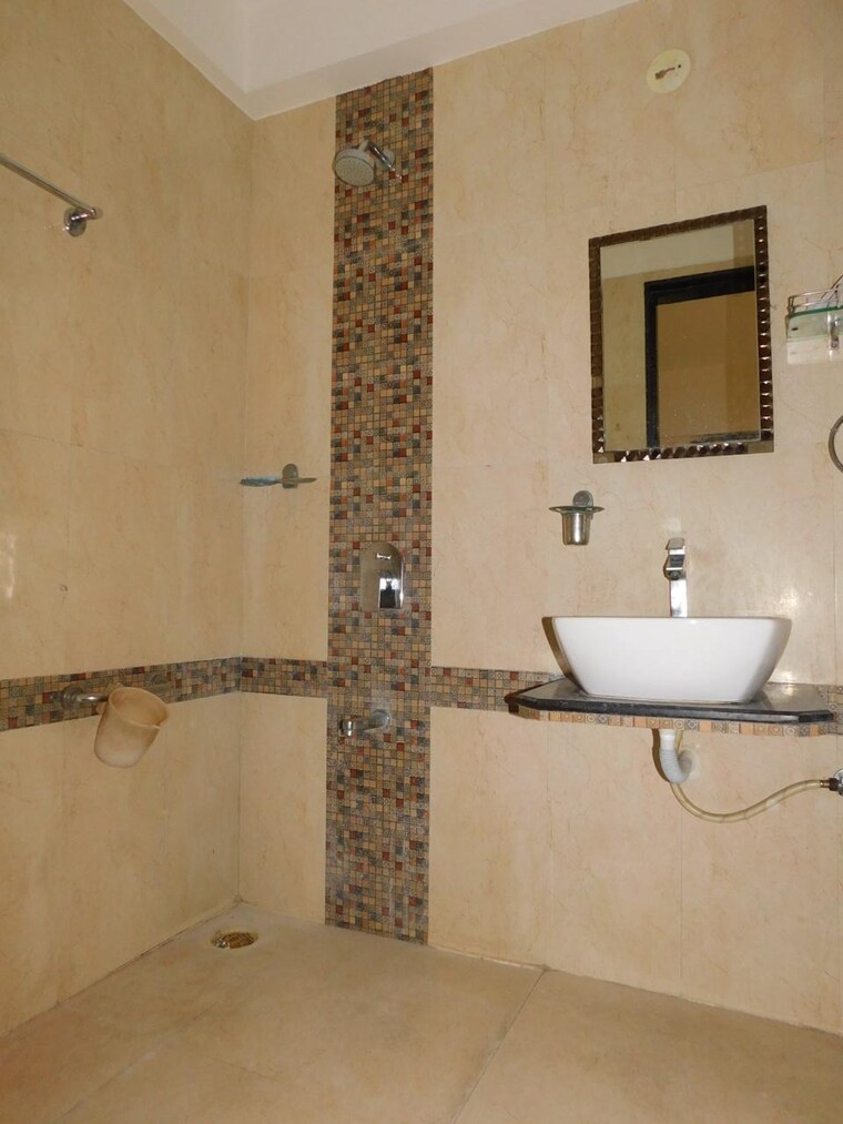 Bathroom, chembur 2.5 Bedroom 800 Sq.Ft. Apartment In Chembur Mumbai 10418077