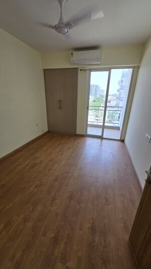 Room in 4 BHK Apartment at Godrej Golf Link Villas, Sector 27 Yamuna Expressway – for Sale