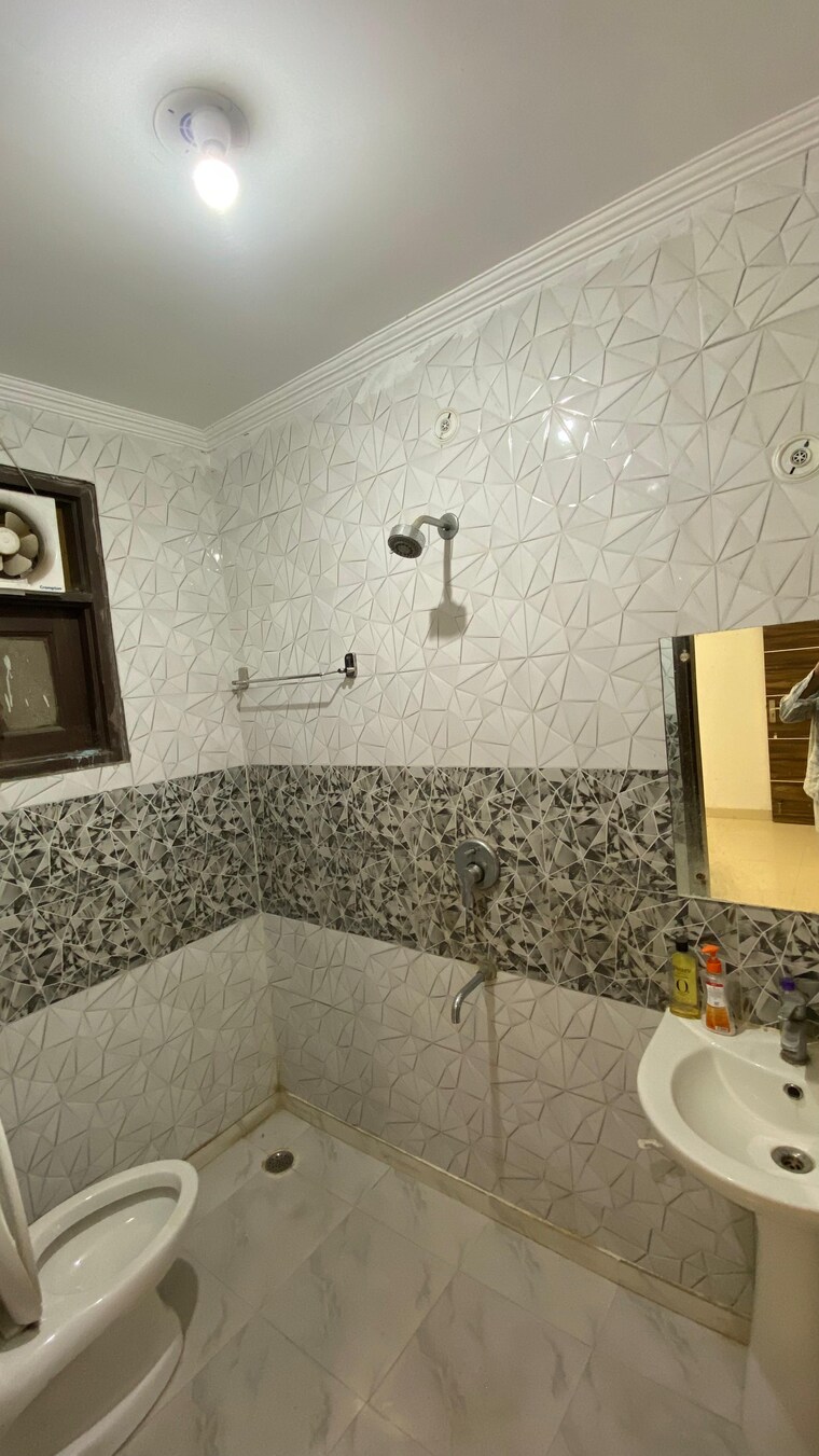 Bathroom, saket 1 Bedroom 550 Sq.Ft. Builder Floor In Saket Delhi 10418369