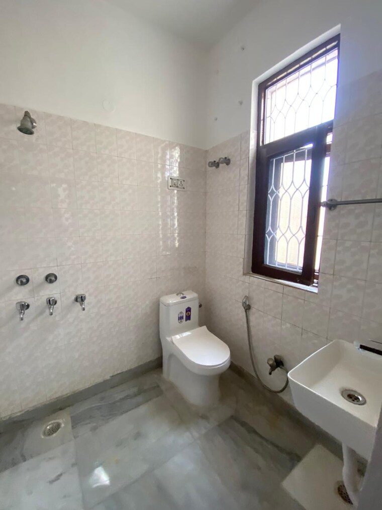 Bathroom, palam-vihar-residents-association 2 Bedroom 1440 Sq.Ft. Builder Floor In Palam Vihar Gurgaon 10422470