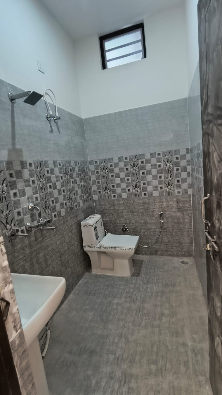 Bathroom, laxman chowk 4 Bedroom 125 Sq.Yd. Independent House In Laxman Chowk Dehradun 10423584