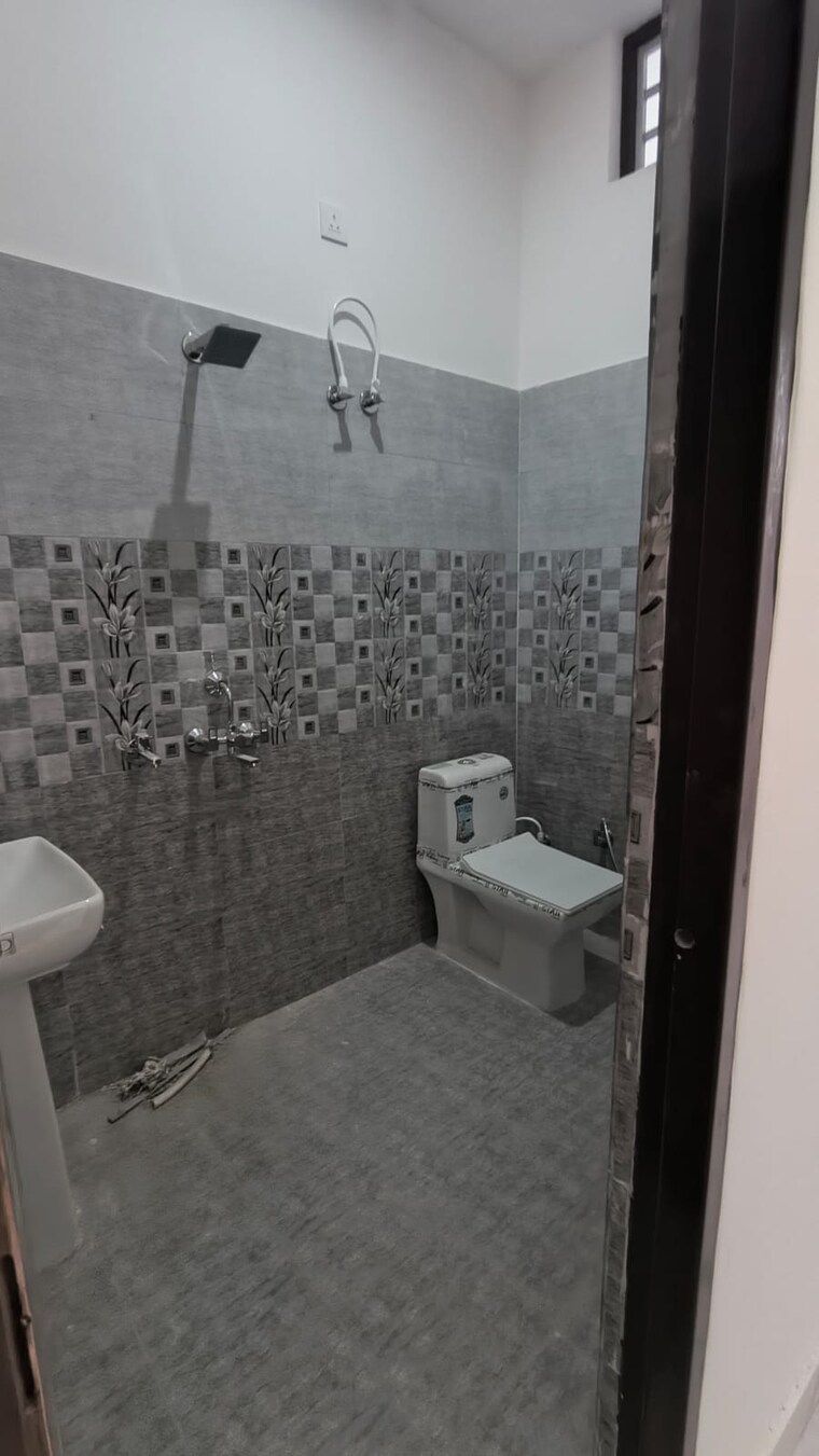 Bathroom, laxman chowk 4 Bedroom 125 Sq.Yd. Independent House In Laxman Chowk Dehradun 10423584