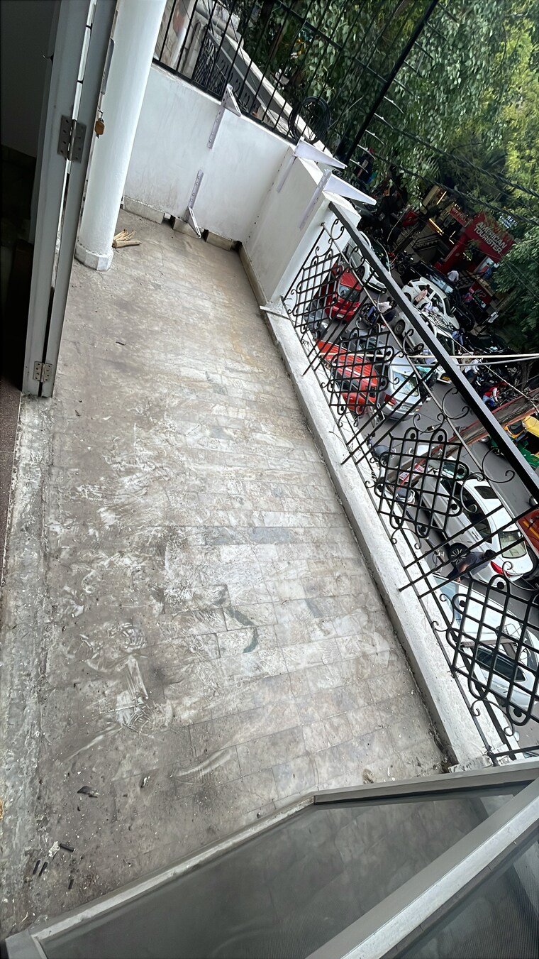 Balcony, kalkaji Commercial Office Space 200 Sq.Yd. In Kalkaji Delhi 10423622