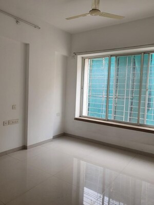 Room in 2 BHK Apartment at Kamgar Putala Vasahat – for Rent