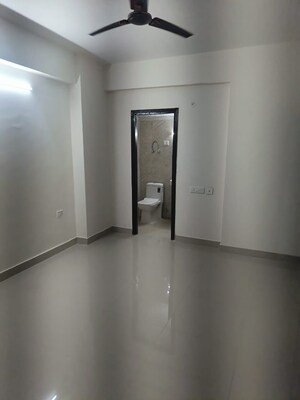 Room in 2.5 BHK Apartment at Aims Golf City, Sector 75 – for Rent