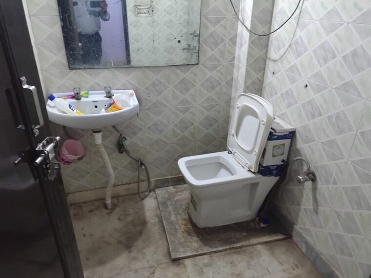 Bathroom, shivalik colony 3 Bedroom 200 Sq.Yd. Builder Floor In Shivalik Colony Delhi 10427313