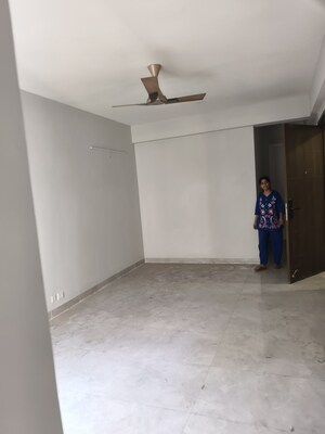 Room in 3 BHK Apartment at Signature Global City, Sector 37d – for Rent