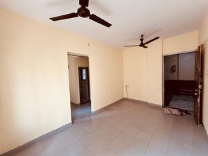 Room in 5 BHK Apartment at Ameya Apartments Sion, Sion – for Rent