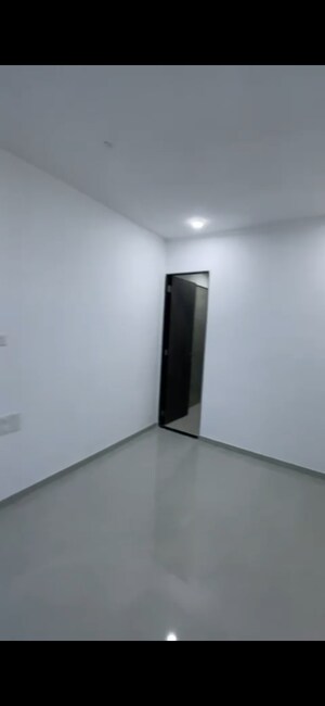 Room in 2 BHK Apartment at Dev Leo Tower, Oshiwara – for Rent