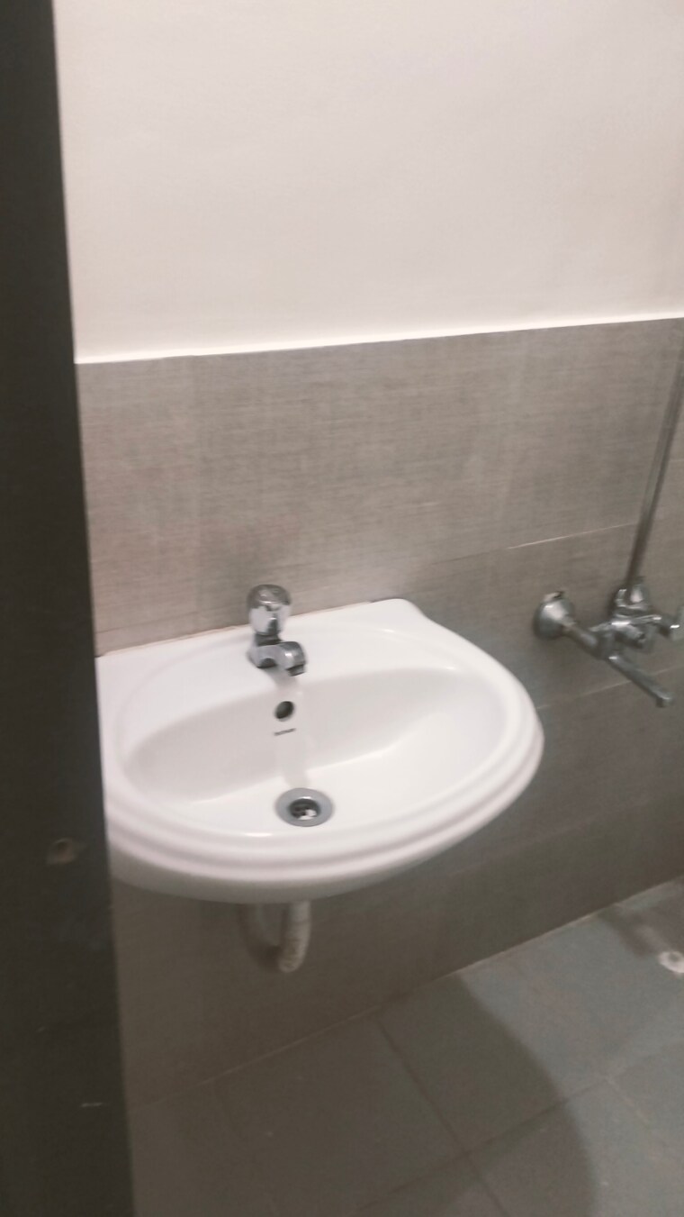 Bathroom, goel-ganga-hill-mist-harmony 3 Bedroom 1550 Sq.Ft. Apartment In Kondhwa Pune 10427341