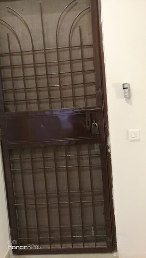Bathroom in 3.5 BHK Apartment at Emaar Emerald Floors Premier, Sector 65 – for Rent