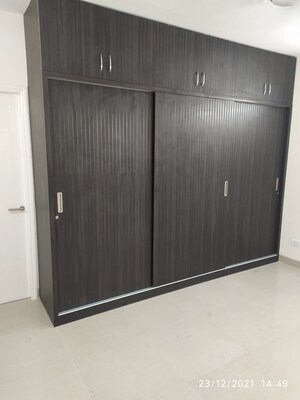 Bathroom in 3.5 BHK Apartment at Emaar Emerald Floors Premier, Sector 65 – for Rent