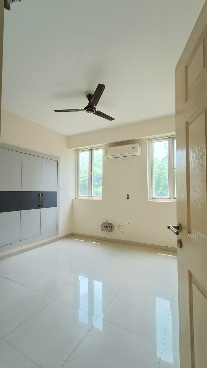 4 BHK + Store Room 1850 Sq.Ft. Apartment in Emaar MGF Emerald Hills
