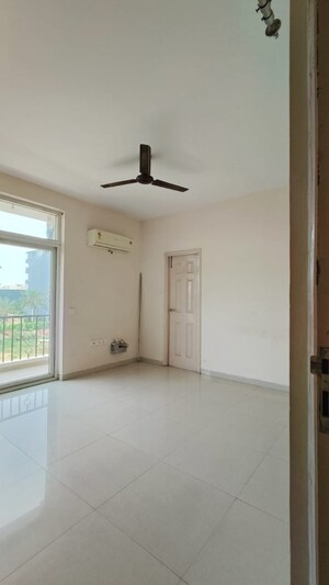 Room in 4 BHK Apartment at Emaar MGF Emerald Hills, Sector 65 – for Rent
