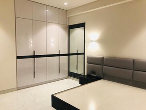 Room in 3.5 BHK Apartment at Emaar MGF Emerald Hills, Sector 65 – for Rent