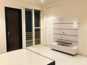 Room in 3.5 BHK Apartment at Emaar MGF Emerald Hills, Sector 65 – for Rent