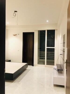 Room in 3.5 BHK Apartment at Emaar MGF Emerald Hills, Sector 65 – for Rent
