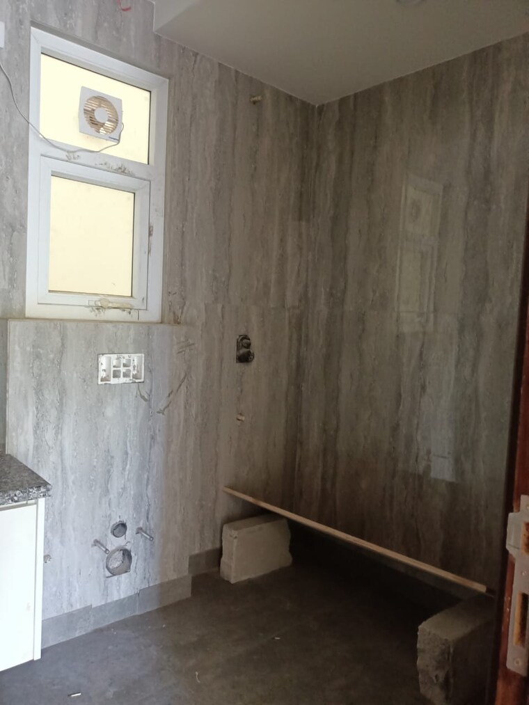 Bathroom, emaar-mgf-emerald-hills 4 Bedroom 3200 Sq.Ft. Apartment In Sector 65 Gurgaon 10430242