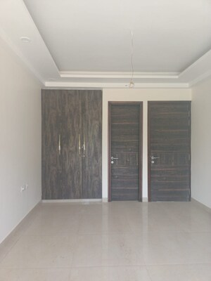 Room in 4 BHK Apartment at Emaar MGF Emerald Hills, Sector 65 – for Rent