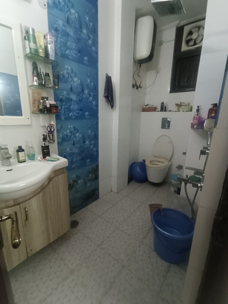 Bathroom, kalkaji 2.5 Bedroom 110 Sq.Yd. Builder Floor In Kalkaji Delhi 10432237