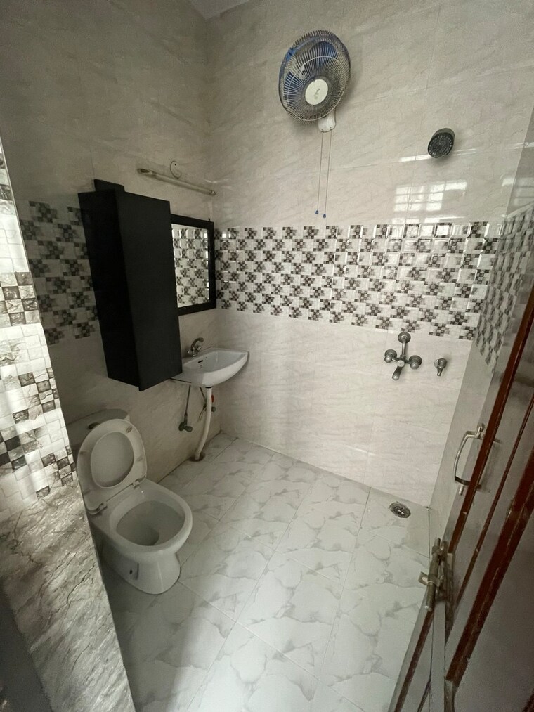 Bathroom, sector 16 1 Bedroom 1200 Sq.Ft. Builder Floor In Sector 16 Faridabad 10432245