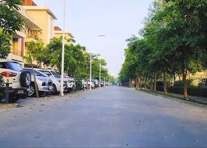 Parking in 3 BHK Builder Floor at BPTP Parkland Pride, Sector 77 – for Sale