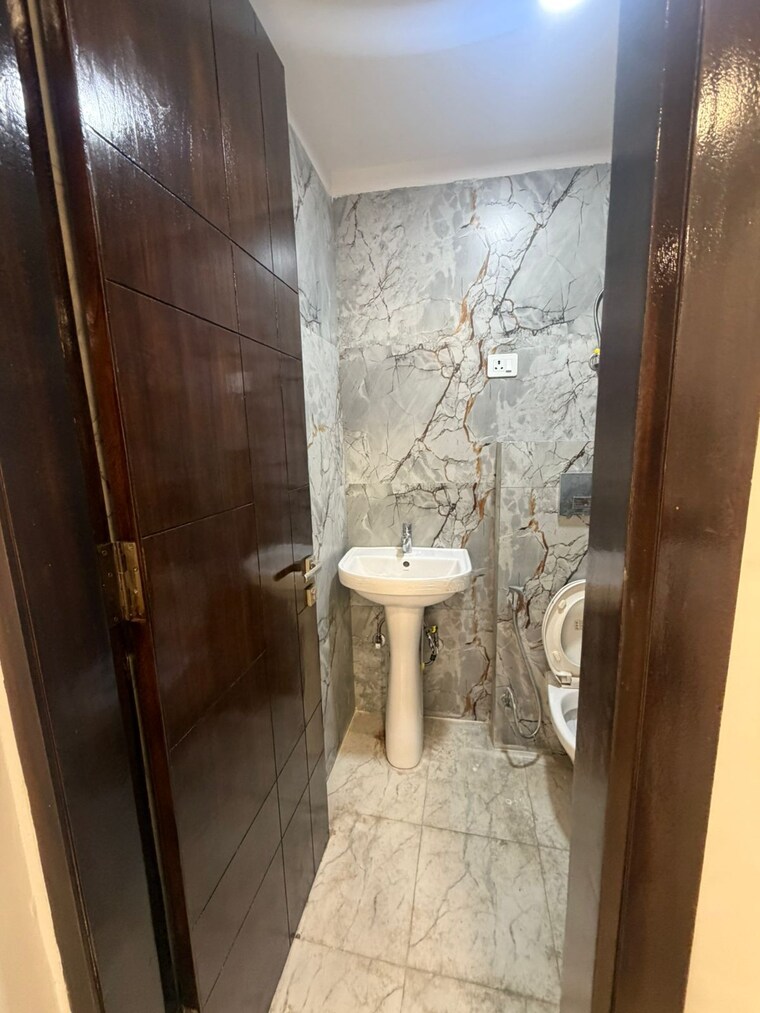 Bathroom, chattarpur 2 Bedroom 85 Sq.Yd. Builder Floor In Chattarpur Delhi 10438710