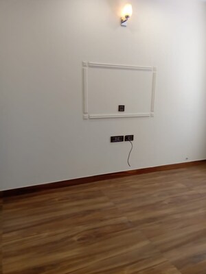 Room in 2.5 BHK Apartment at Ireo Uptown, Sector 66 – for Rent