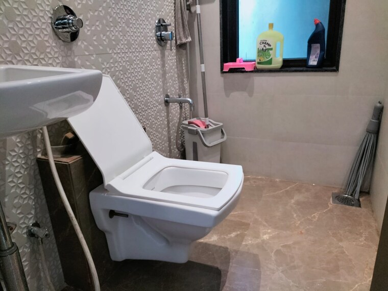 Bathroom, jyoti-sukriti 3 Bedroom 900 Sq.Ft. Apartment In Goregaon East Mumbai 10438698