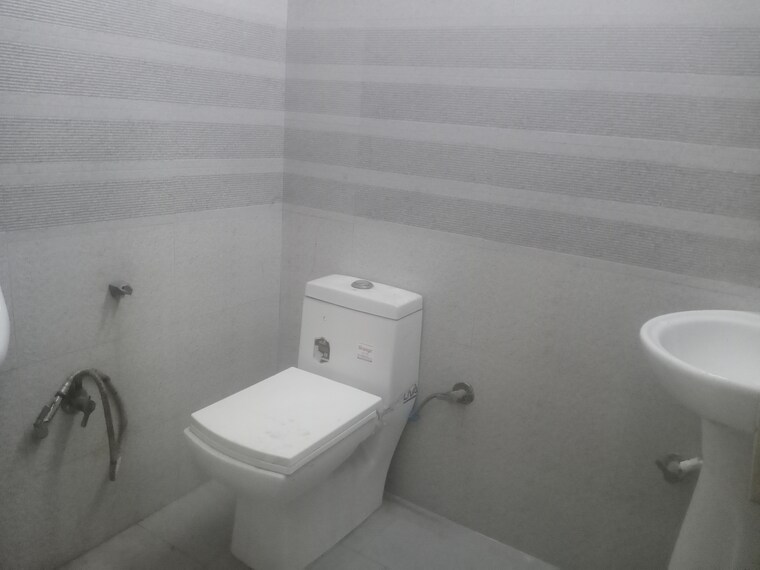 Bathroom, okhla industrial estate phase 1 Commercial Office Space 800 Sq.Ft. In Okhla Industrial Estate Phase 1 Delhi 10441072