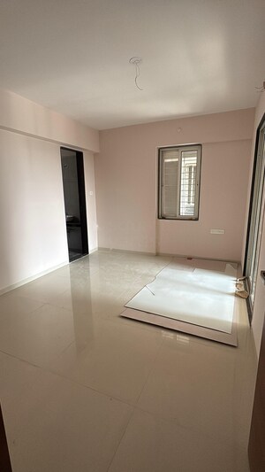 Room in 3 BHK Apartment at Kamgar Putala Vasahat – for Rent