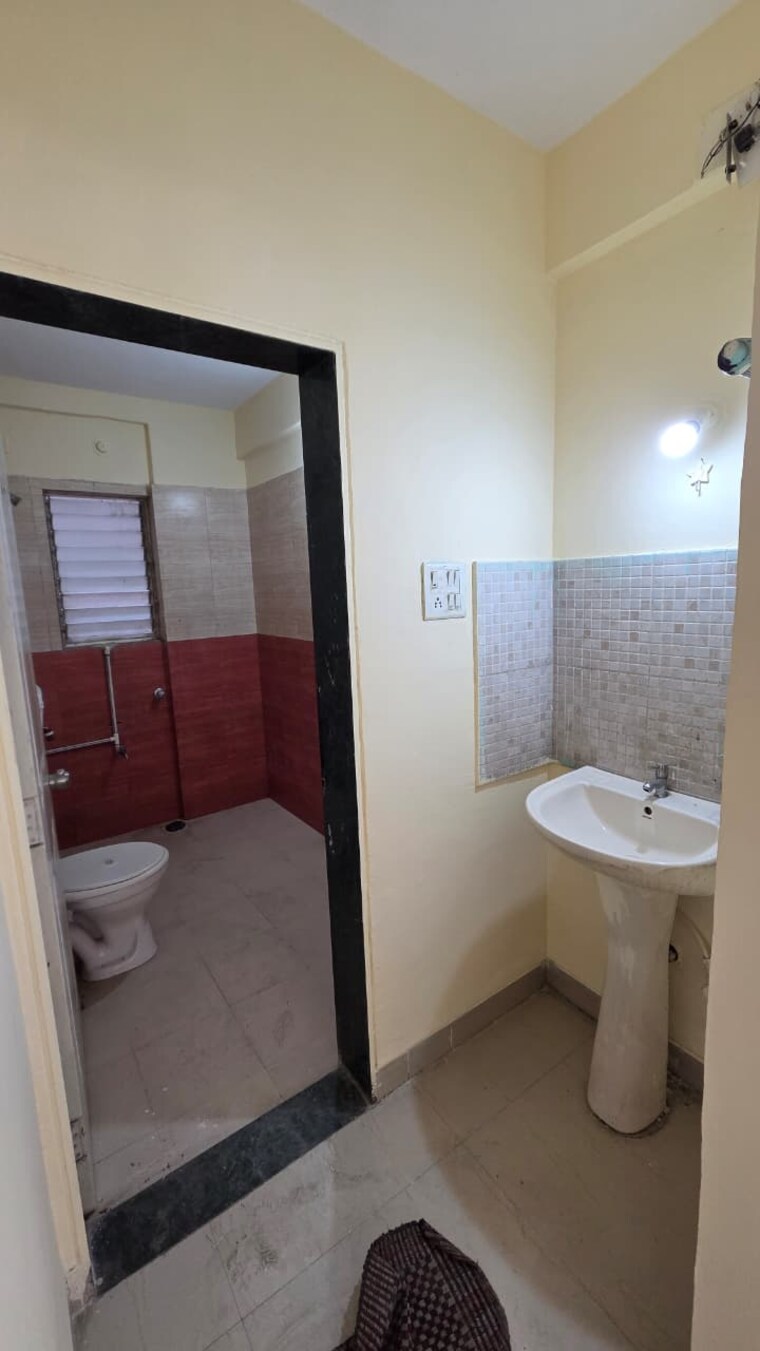 Bathroom, dwarka-lords 2 Bedroom 900 Sq.Ft. Apartment In Pimple Saudagar Pune 10442626