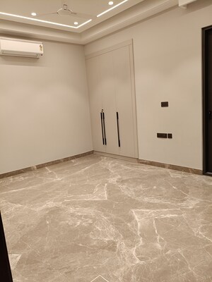 Room in 6+ BHK Independent House at New Friends Colony – for Rent