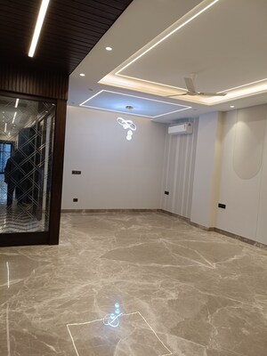 Room in 6+ BHK Independent House at New Friends Colony – for Rent