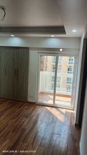 Room in 3 BHK Apartment at Samridhi Luxuriya Avenue, Sector 150 – for Rent